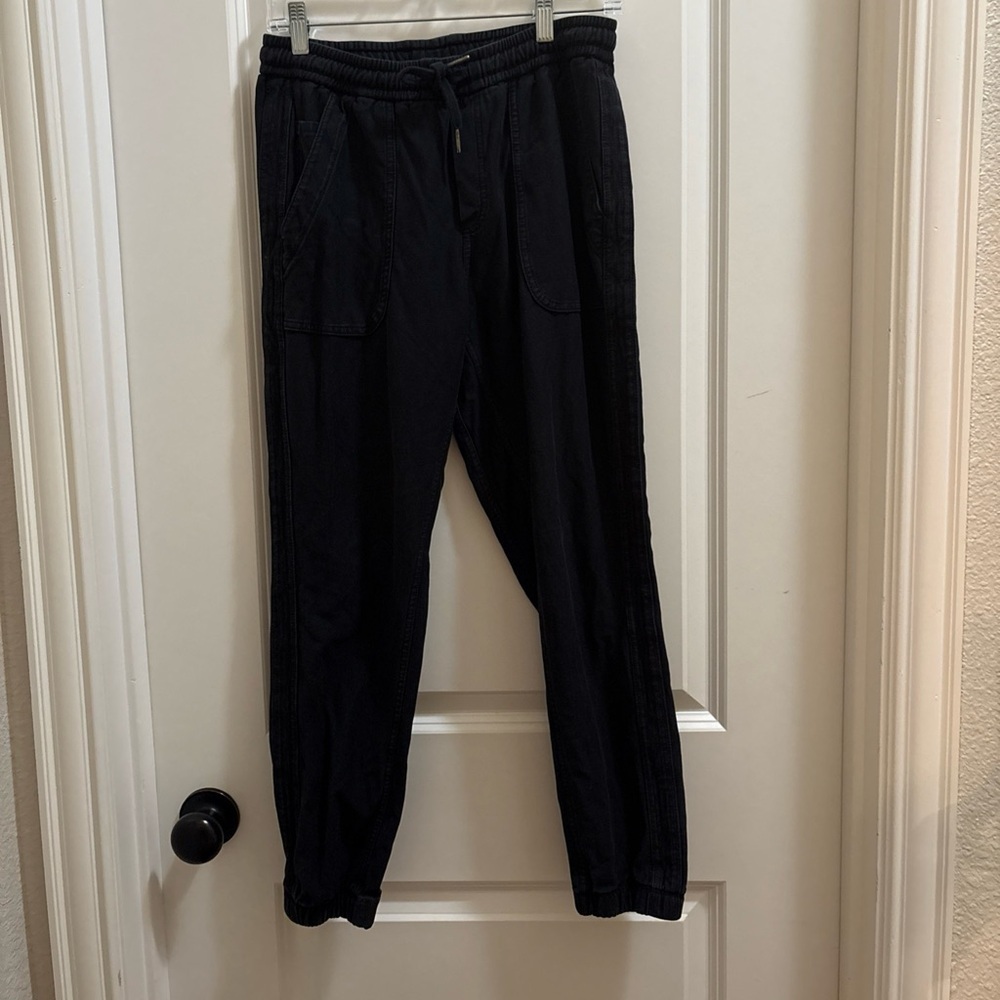 Women's ATHLETA Farallon Jogger Pants Sz 4 Black Elastic Waist Pockets Lifestyle - Picture 2 of 4